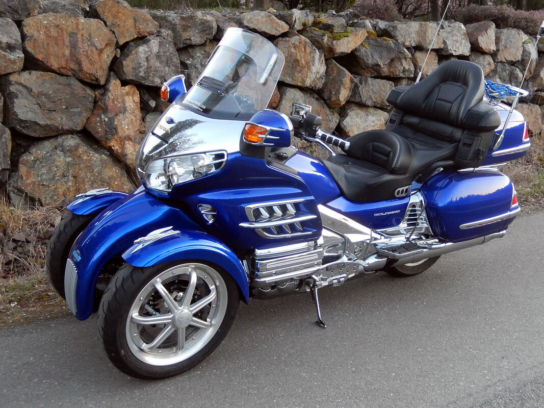 bluetilting-motor-works-honda-gold-wing-blue.jpg