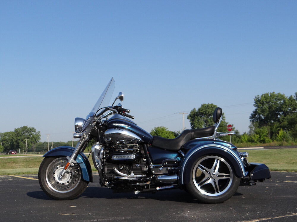 Triumph Rocket III Custom PTM Light Blue Dark Blue Ridged Fender 15 in Mach Face 2.JPG