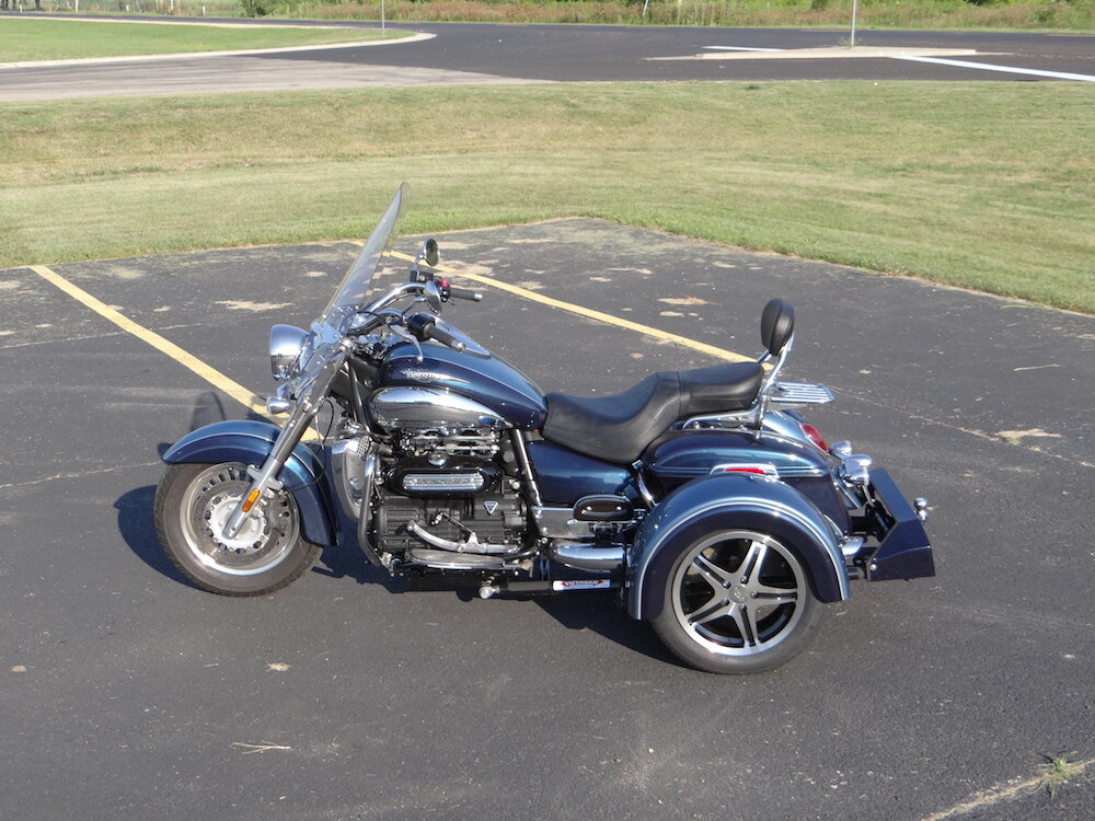 Triumph Rocket III Custom PTM Light Blue Dark Blue Ridged Fender 15 in Mach Face 3.JPG