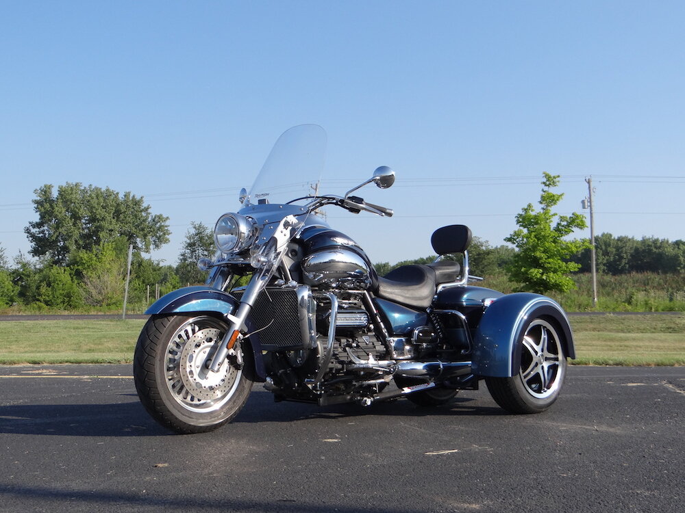 Triumph Rocket III Custom PTM Light Blue Dark Blue Ridged Fender 15 in Mach Face 8.JPG