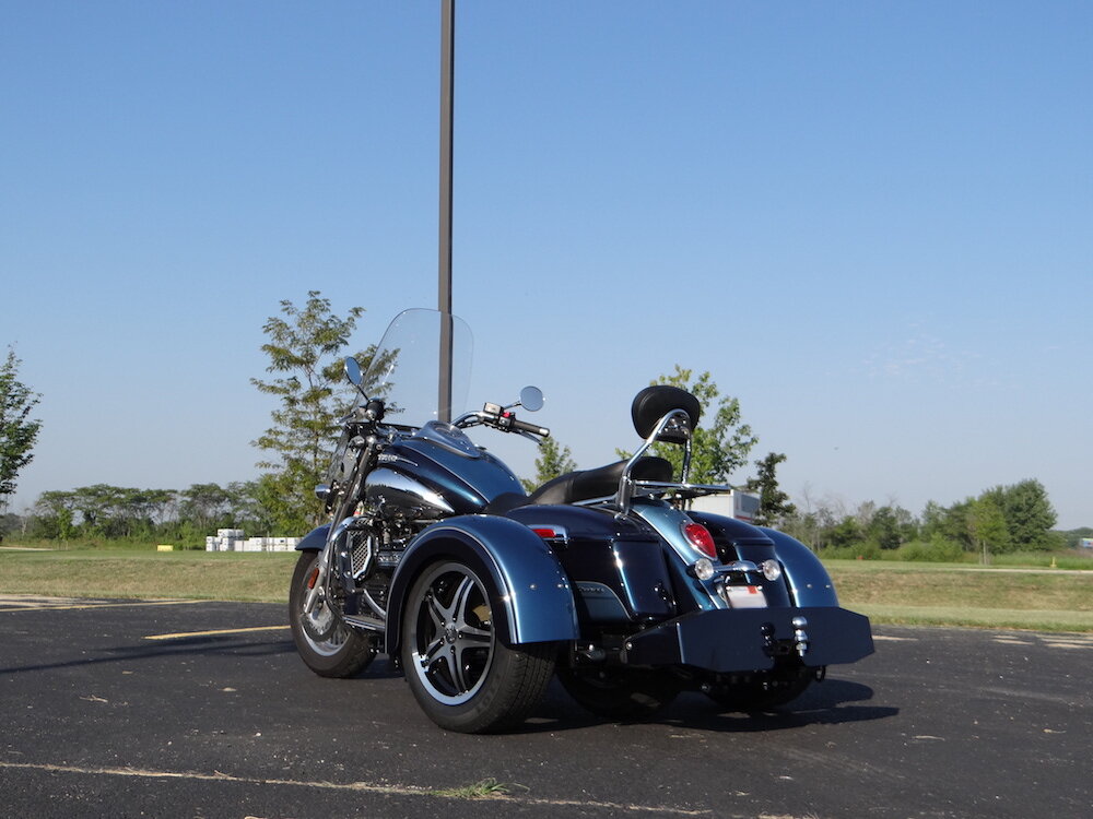 Triumph Rocket III Custom PTM Light Blue Dark Blue Ridged Fender 15 in Mach Face 11.JPG