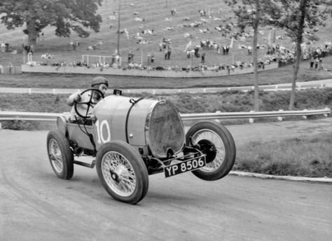 bec44c92f711262b3d745a0e2c71a3ca--vintage-racing-vintage-cars.jpg