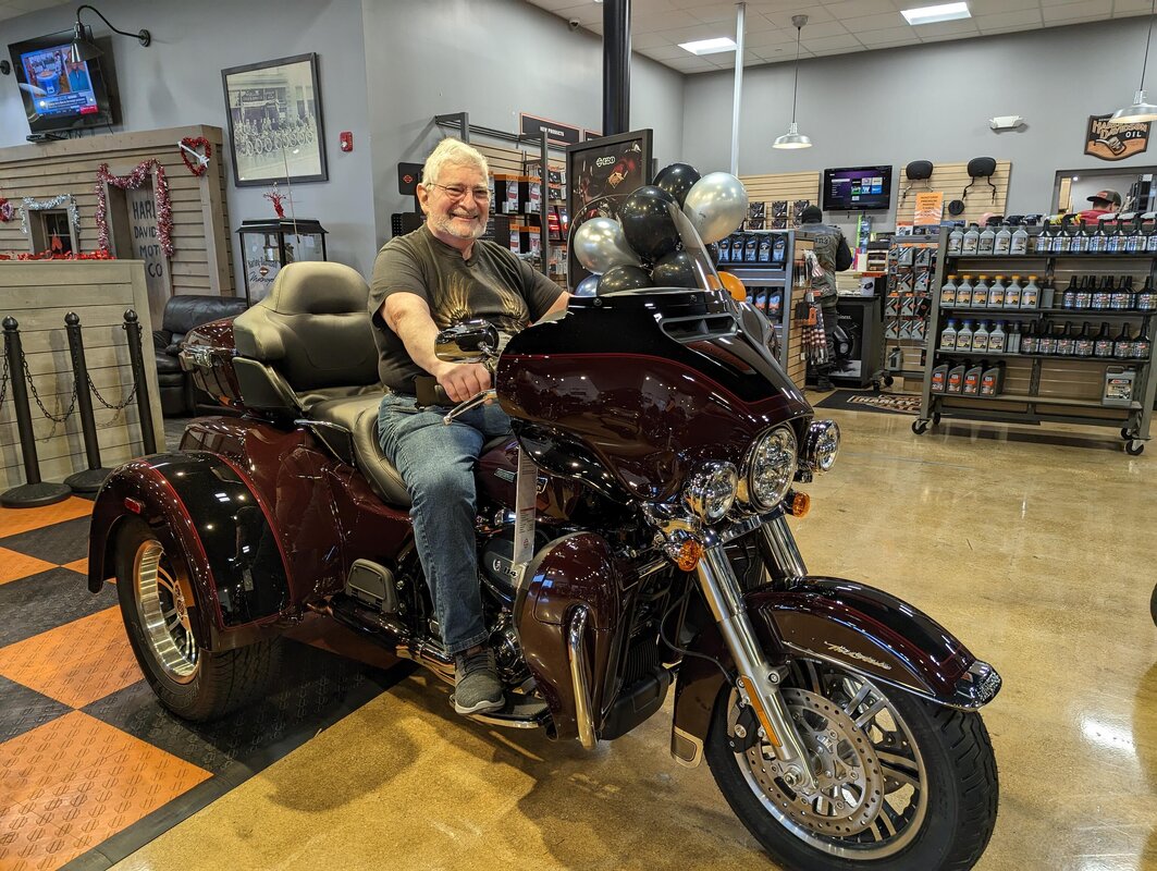Harley_trike_at dealer.jpg Harley_trike_at dealer.jpg