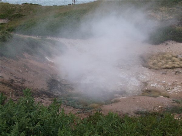 c7- thermal activity at edge of yellowstone lake-steamboat point.jpg