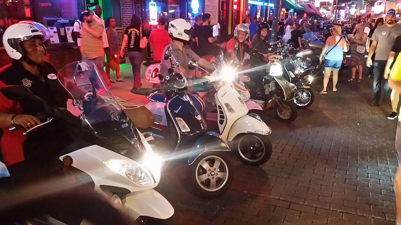 Vespas_zpsj0qjeurx.jpg