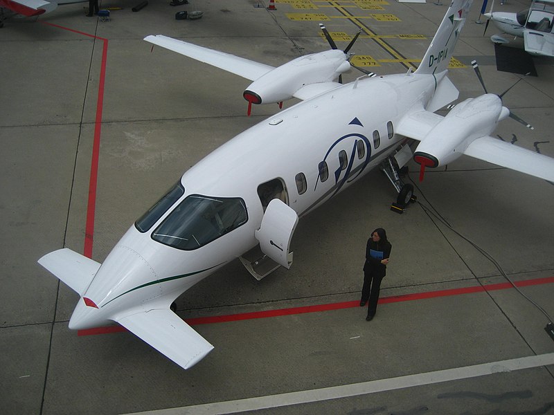 800px-Piaggio_P180.jpg